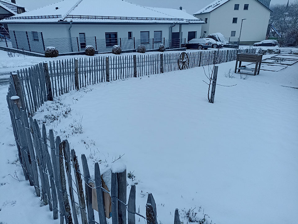 Stiltreu Staketenzaun französisch im Winter bei Schnee 2